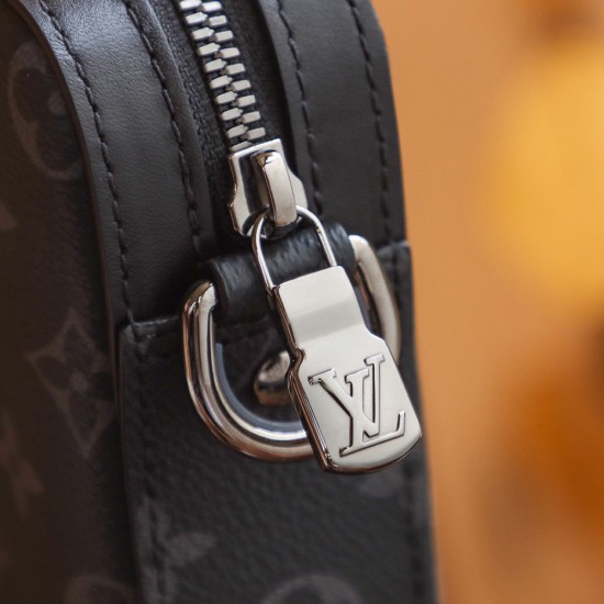 Louis Vuitton  TRIO MESSENGER