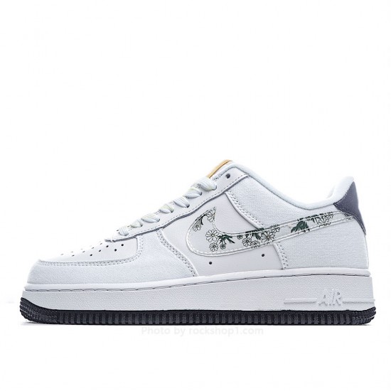 Nike Air Force 1 07 Low Top Sneakers